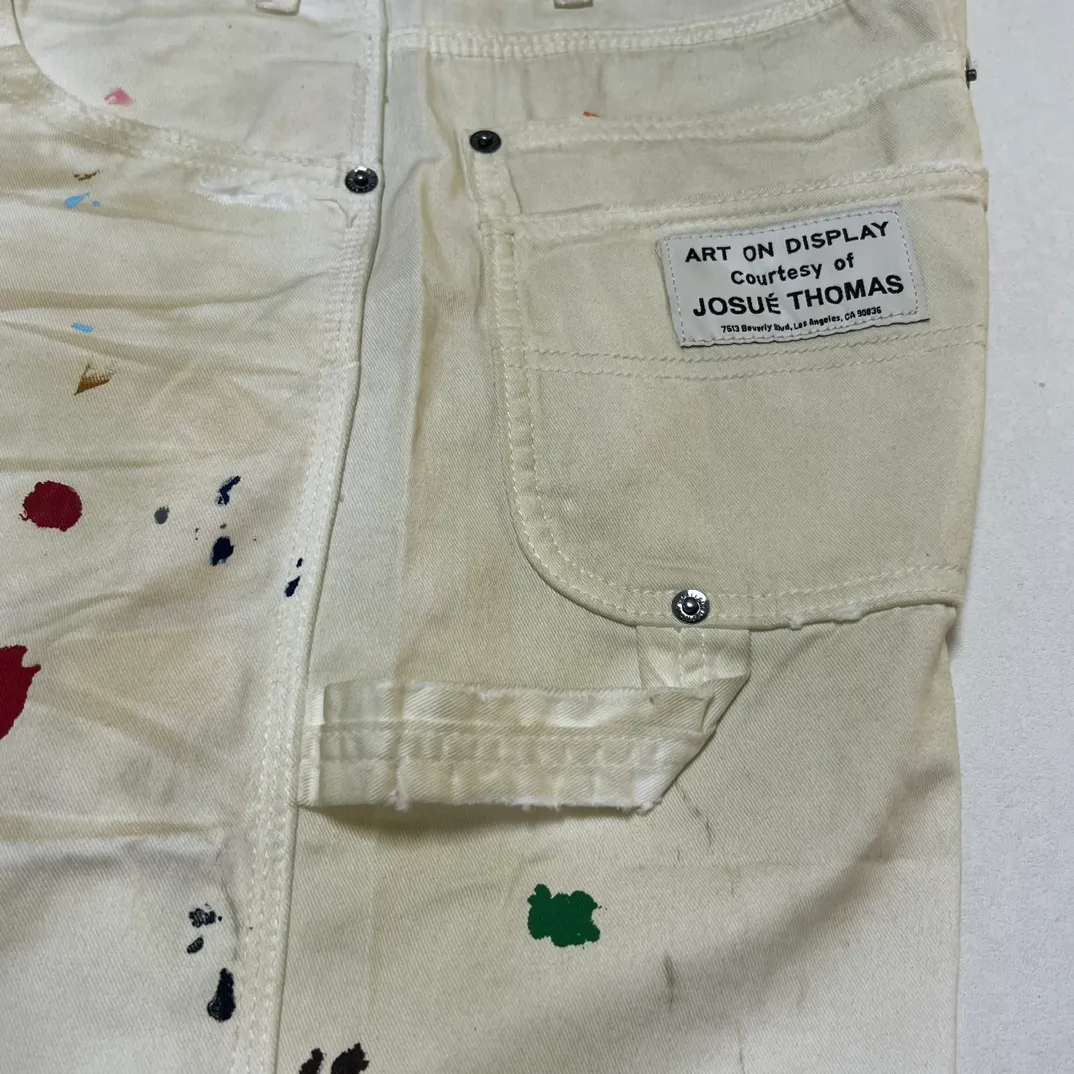Close-up of details GALLERY DEPT. FLEA CARPENTER SHORTS Ink-splash knife-cut mud-dyed denim shorts Destroyed VINTAGE distressed denim shorts Distressed white S-XL Rewashed cement-dyed to make it distressed Knife cut holes and cat whiskers worn away Customized complete set of accessories with logo Handmade acrylic splash-ink graffiti